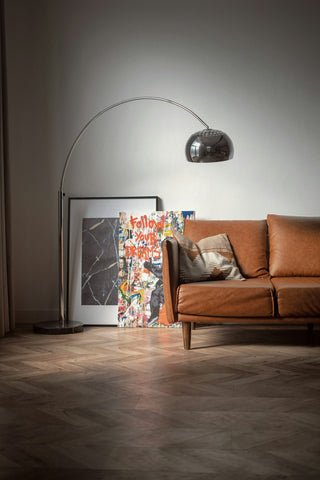 A living room softly lit by warm lamplight, illustrating a low colour temperature of around 2700 Kelvin