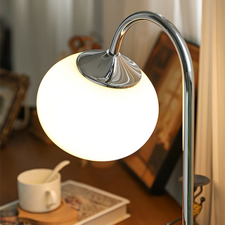 Lampe de table Marshmallow – Luminaire unique avec base en métal et abat-jour en verre pour le salon