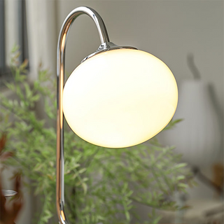 Lampe de table Marshmallow – Luminaire unique avec base en métal et abat-jour en verre pour le salon