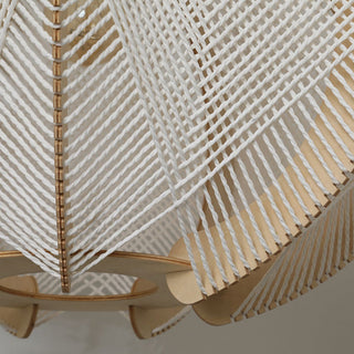 Suspension en bois – Lampe artisanale de forme irrégulière avec corde