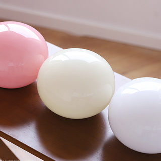 Lampe de table Marshmallow – Luminaire unique avec base en métal et abat-jour en verre pour le salon