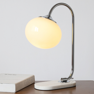 Lampe de table Marshmallow – Luminaire unique avec base en métal et abat-jour en verre pour le salon