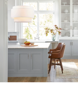 Drum-shaped linen pendant over round dining table