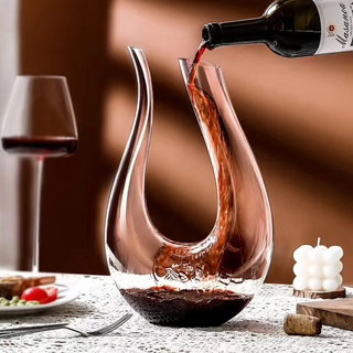 U-shaped lead-free crystal wine decanter 1.5L aerator bottle close-up
