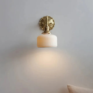 Ceramic-style wall sconce front view – gold white 14cm indoor lighting