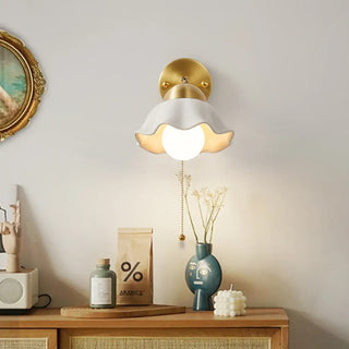 Botanical flower wall sconce E27 gold – installed
