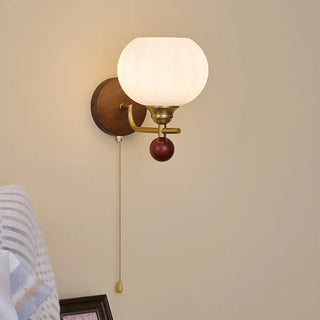 Retro wall sconce close-up – wood brass glass E27 dimmable 2000g