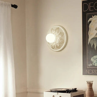 Sculptural white wall light G9 close-up Art Deco