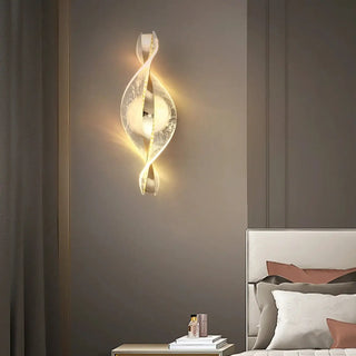 PHAR twisted gold wall light warm 3000K – close-up