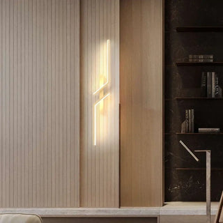 Curved gold wall light – IP65 close-up G9 detail