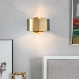 Round minimalist wall sconce gold E27 side view