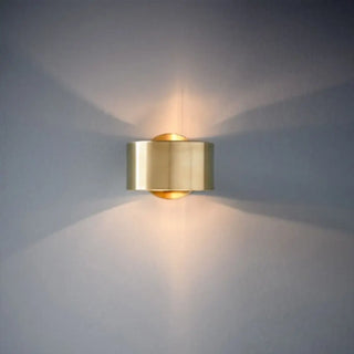 Minimalist round sconce gold E27 close-up detail