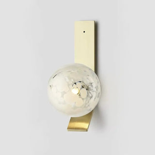 Vertical gilded wall sconce front view – G4 3 globes gold glass
