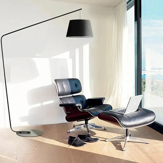 GRANV arc floor lamp – black version over leather chairs