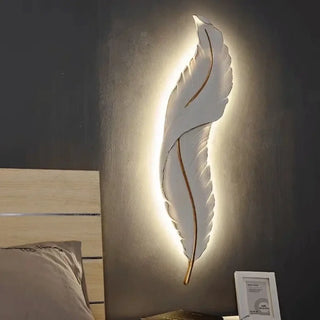 Art Deco white feather LED sconce 18x64cm – side view
