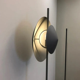 DISSY metal floor lamp – central globe close-up