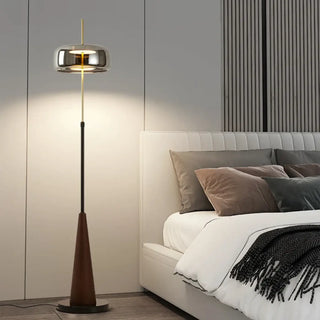 CHROBI floor lamp – natural wood body close-up