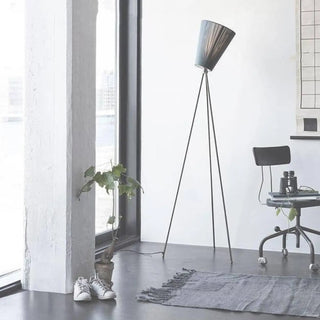 SCANDO Scandinavian floor lamp – black tripod conical view