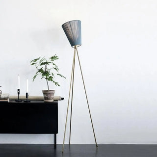 SCANDO Scandinavian tripod floor lamp with conical shade – grey view