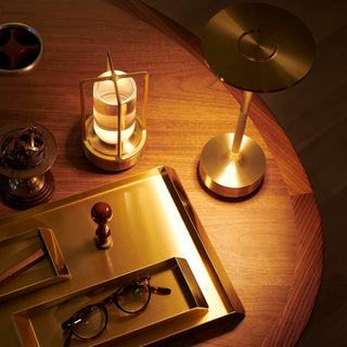 Touch dimmable elegant lamp — adjustable color close-up